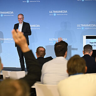 Moderator Martin Schleicher at the stage of the Automotive Software Strategies Conference